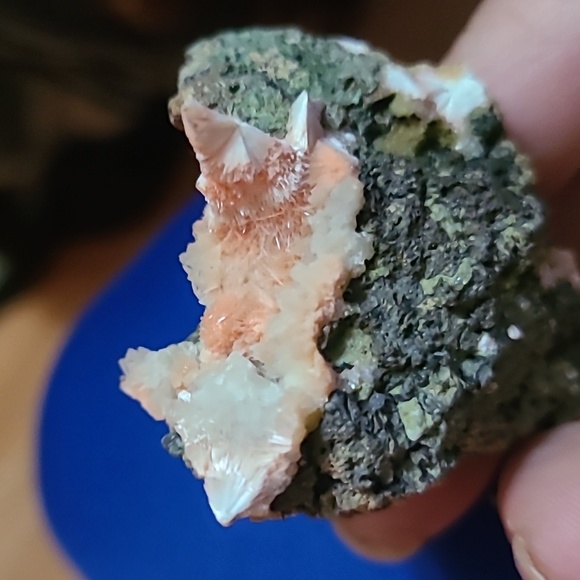 Orange thomsonite with mesolite - Picture 2 of 2